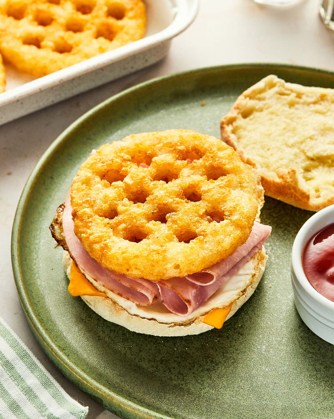 https://cavendishfarms.com/globalassets/for-your-home/recipes/hash-brown-waffle-breakfast-sandwich.jpg